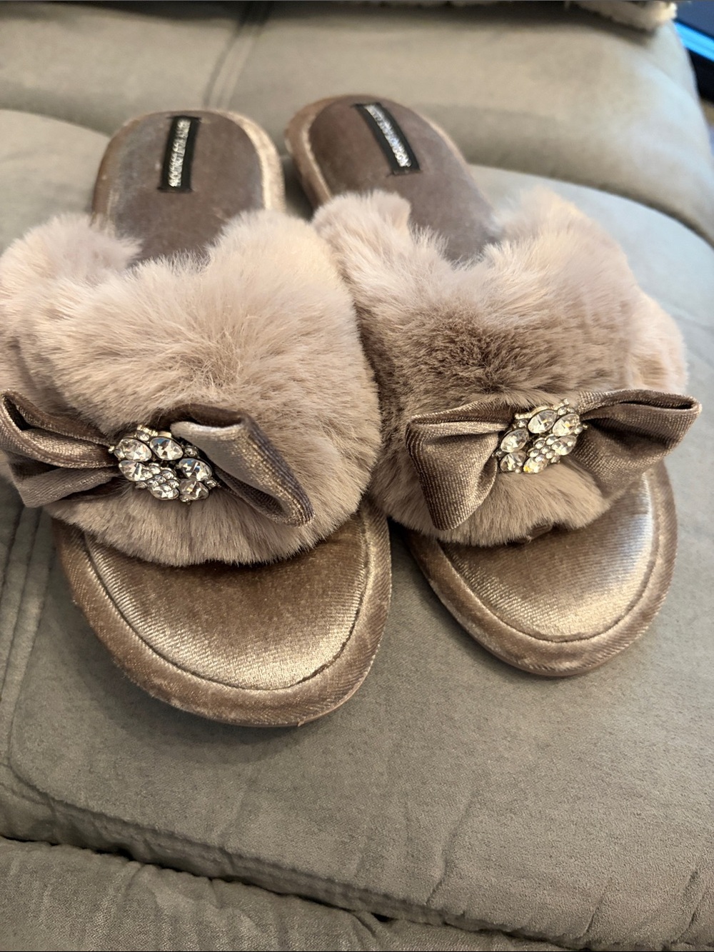 Faux-Fur Bow Slide Slippers with Crystal Accent - grey Pretty You London sz med